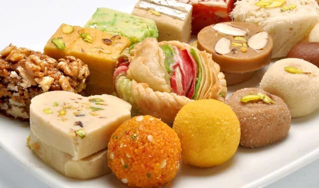 त्योहारों के लिए 10 पारंपरिक भारतीय मिठाई रेसिपी