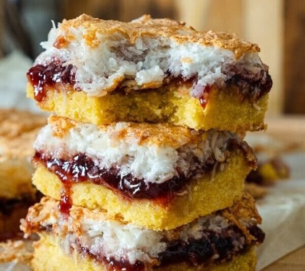 लुईस केक (क्लासिक रास्पबेरी और नारियल स्लाइस)