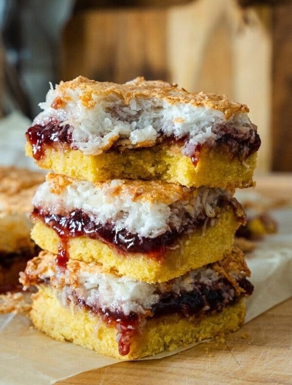 लुईस केक (क्लासिक रास्पबेरी और नारियल स्लाइस)